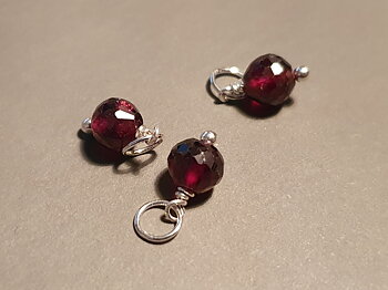 Månadshänge -01, januari 6mm fas. granat , 925-silver