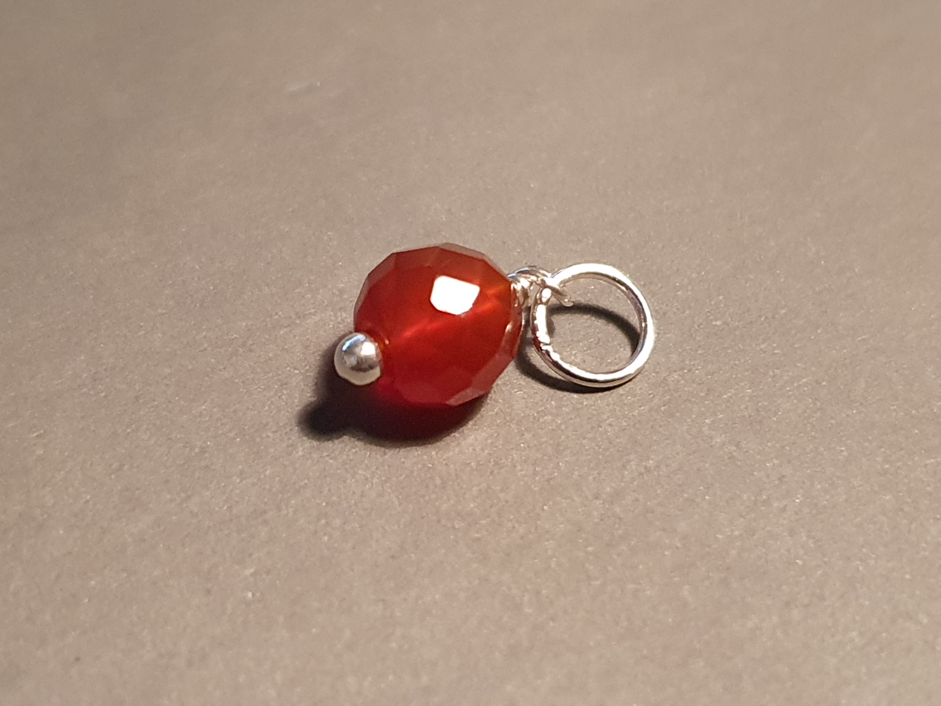Månadshänge-07, juli 6mm fas. karneol, 925-silver