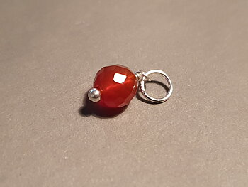 Månadshänge-07, juli 6mm fas. karneol, 925-silver