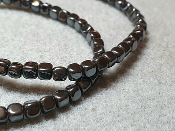Hematit kub mjuk ca. 4 mm, 10st/fp Pris/fp ( pressat ) (0,8)