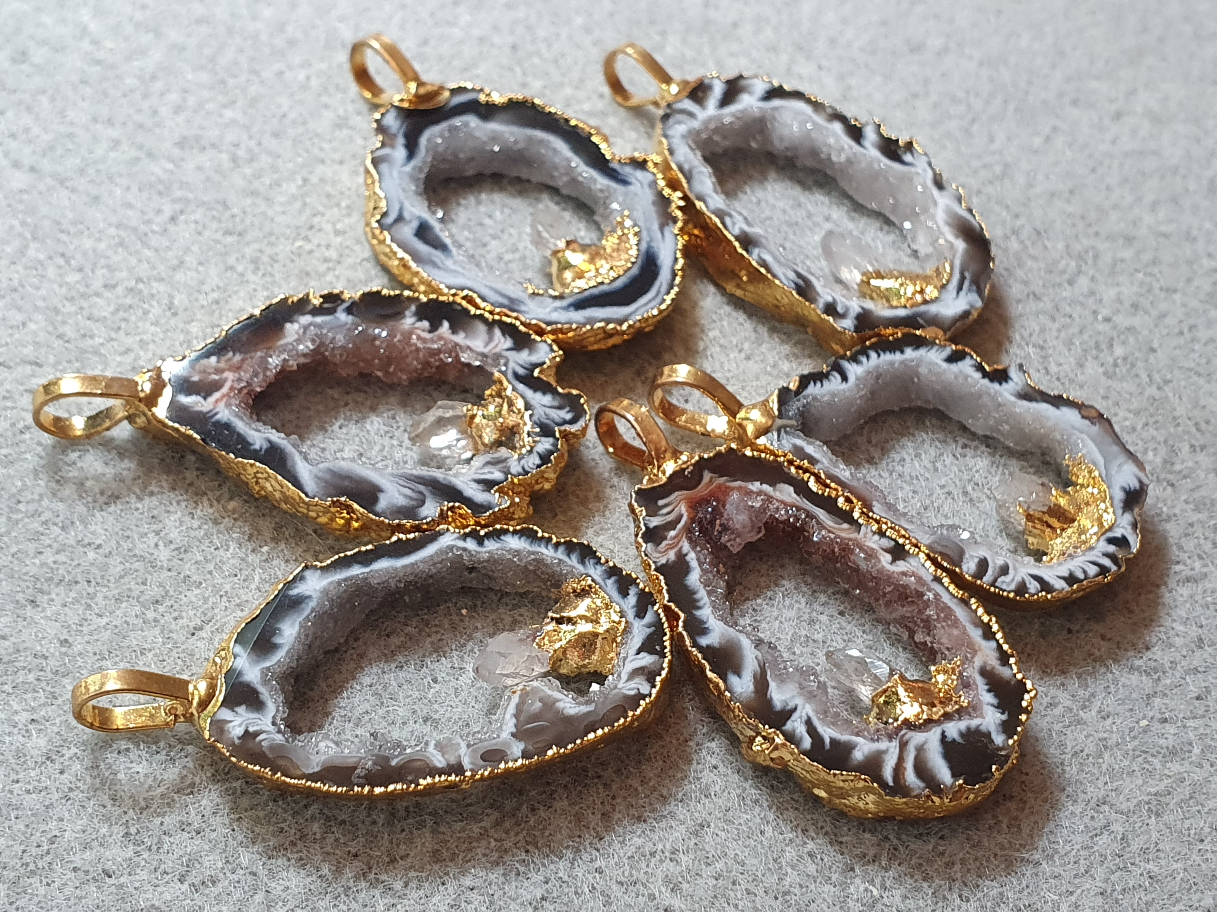 Smycken  med pläterad koppar och sten