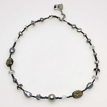 Pearls for Girls. Halsband med pärlor och silverdetaljer, längd 45 cm