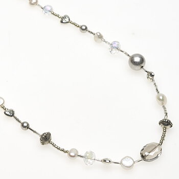 Pearls for Girls. Halsband med pärlor och silverdetaljer, längd 110 cm