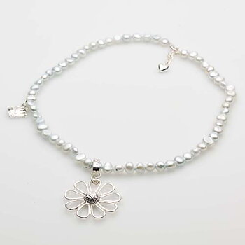 Pearls for Girls halsband med pärlor och silverblomma, ljusblå längd 45 cm
