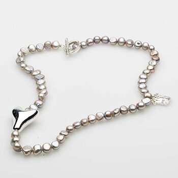 Pearls for Girls. Halsband med pärlor och silverdetaljer, längd 80 cm