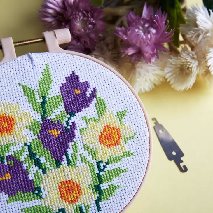 Broderikit - Påskliljor och krokus