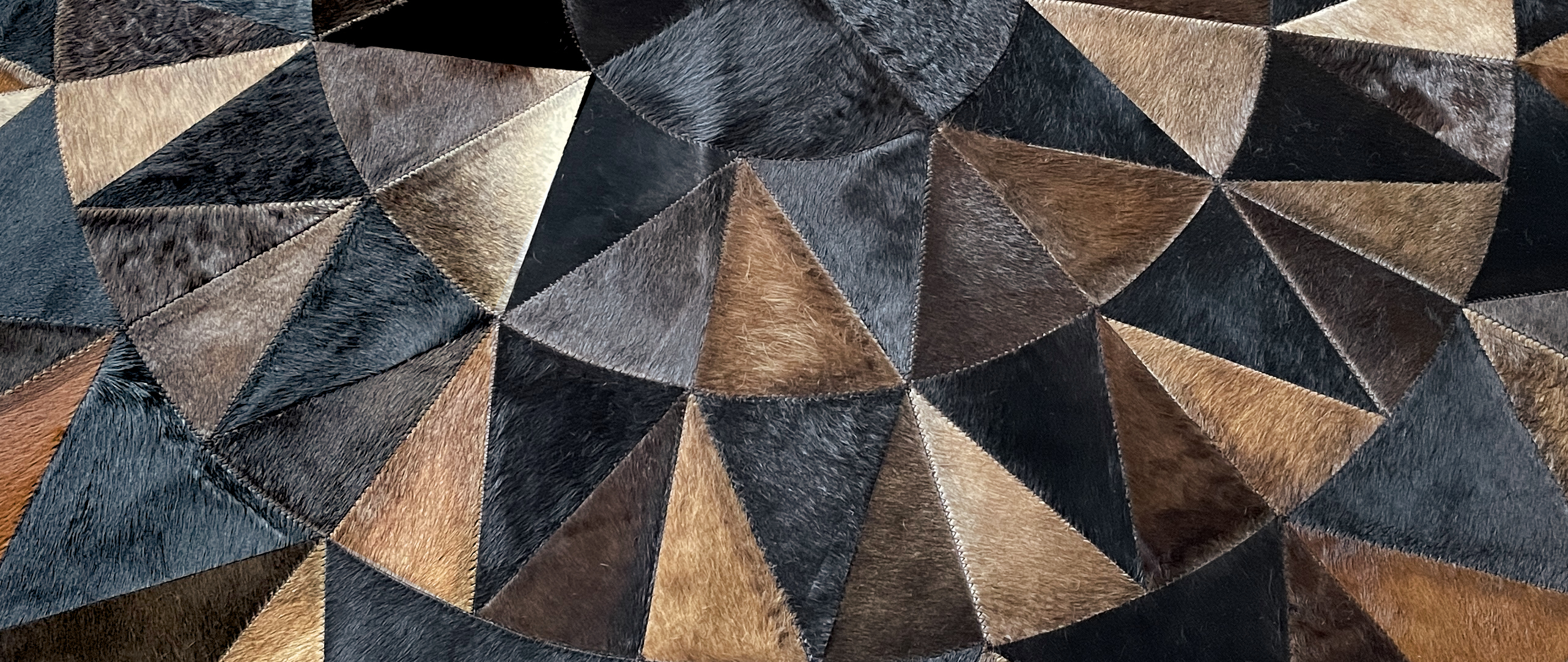 Round rugs in cowhide and leather | Etnodesign.se