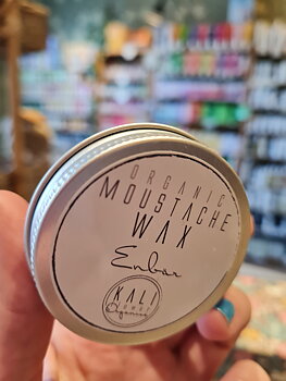Mustaschvax - Enbär Tall eko 30ml Kaliflower Organics