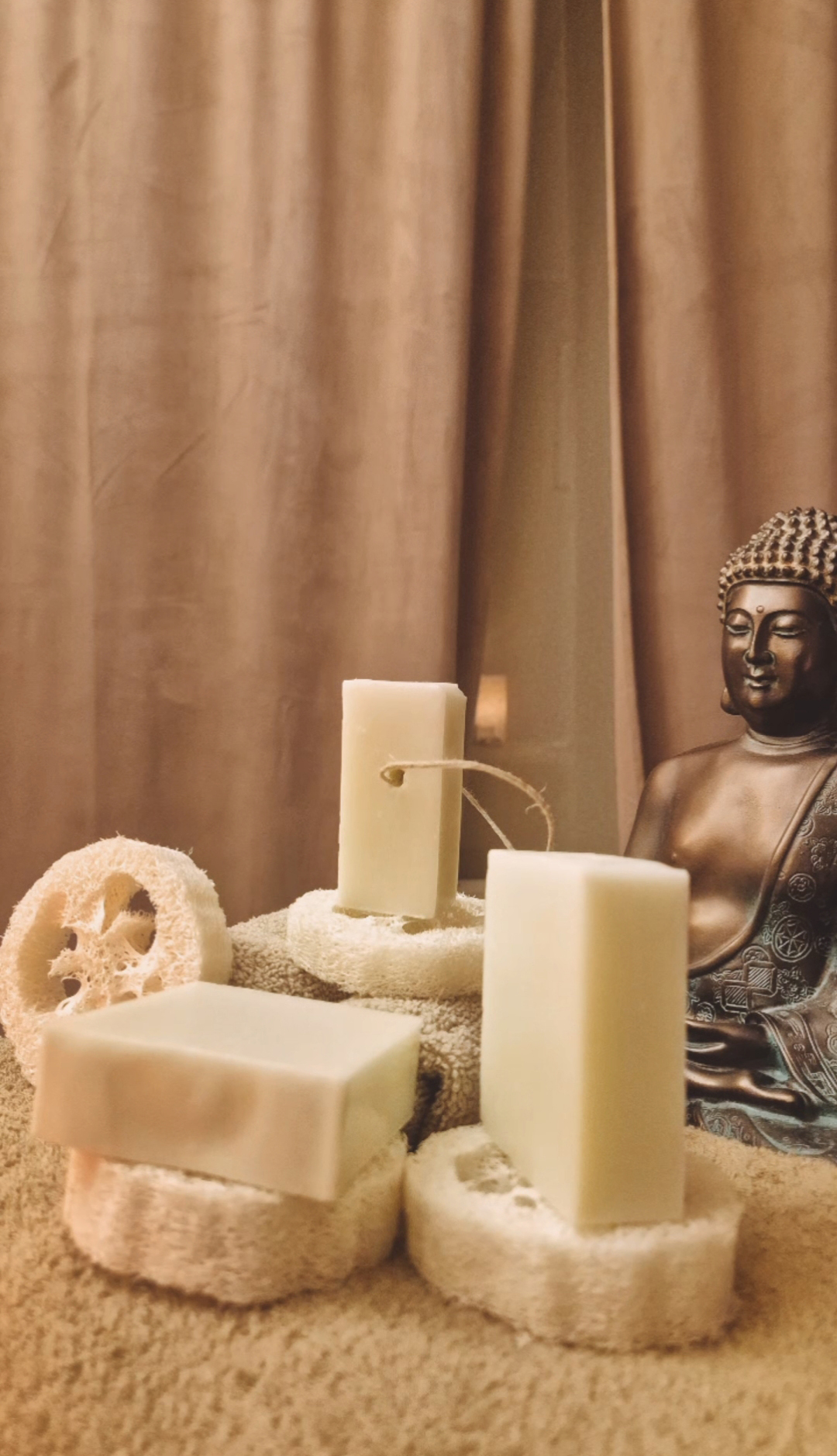 Våra egna underbara milda, återfuktande och ekologiska olivoljetvålar som passar hela familjen! MERLIN - FJÄLLTOPP - ISIS - VENUS - BLÅ JUNGFRUN 