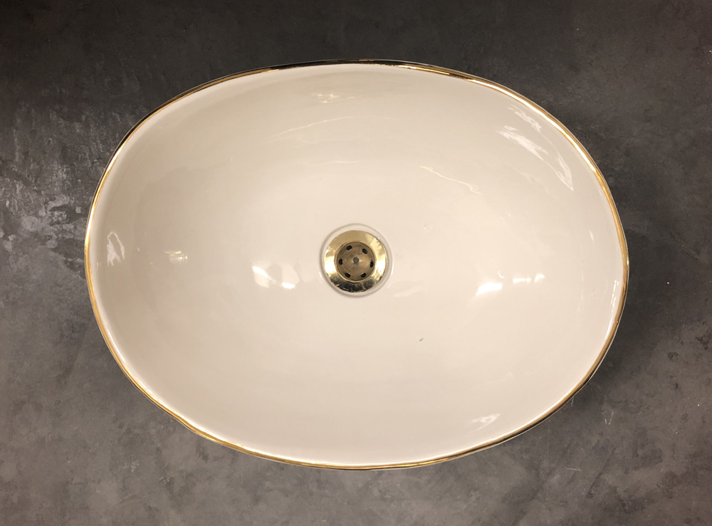 White gold oval- enfärgat med guldkant