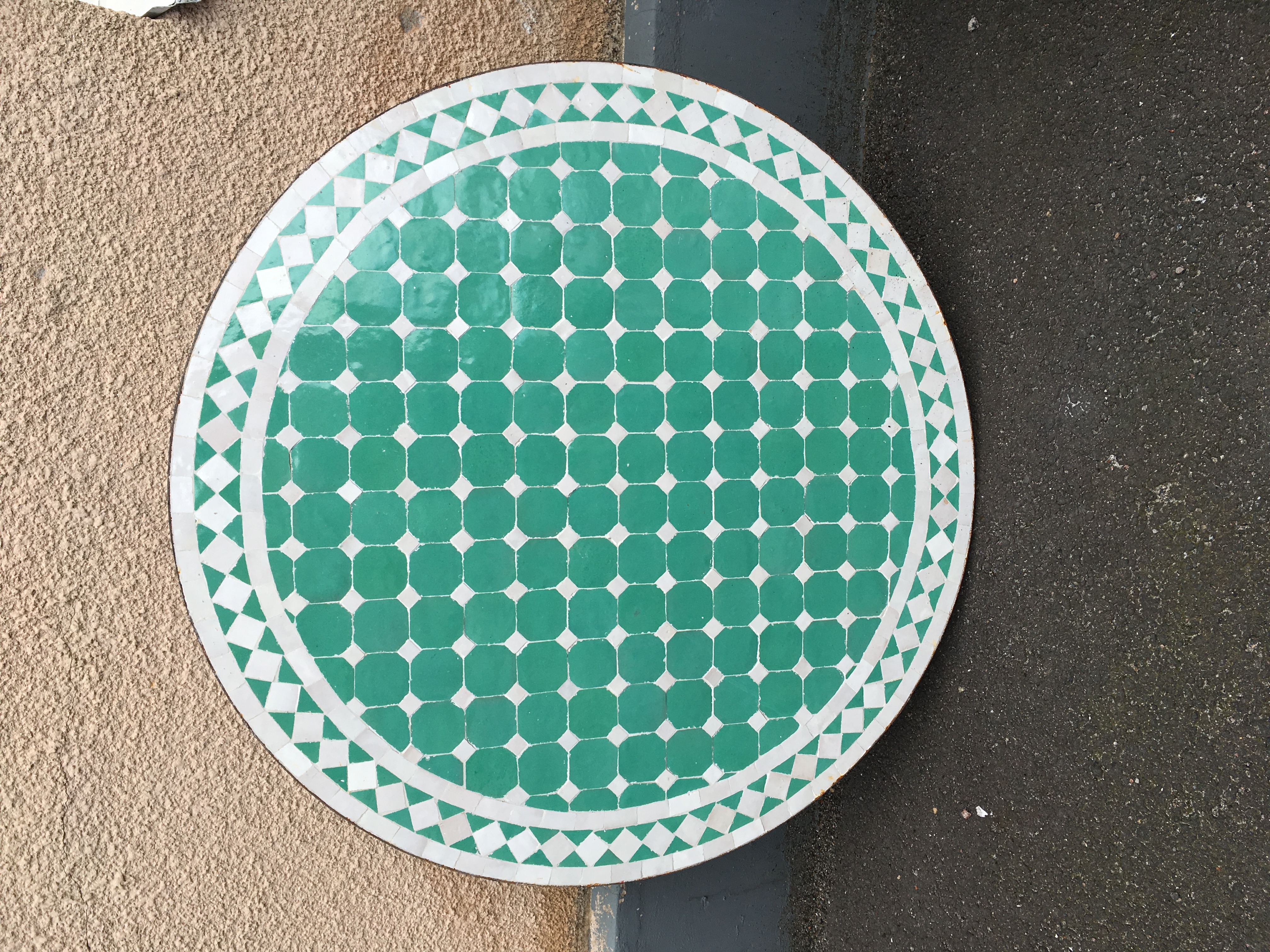 Mosaikbord runt tvåfärgat   - 2