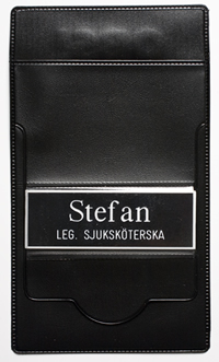 Namnskylt 306 svart/vit, svart pennficka