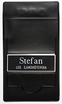Namnskylt 306 svart/vit, svart pennficka