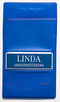 Namnskylt 311 blå/vit, blå pennficka