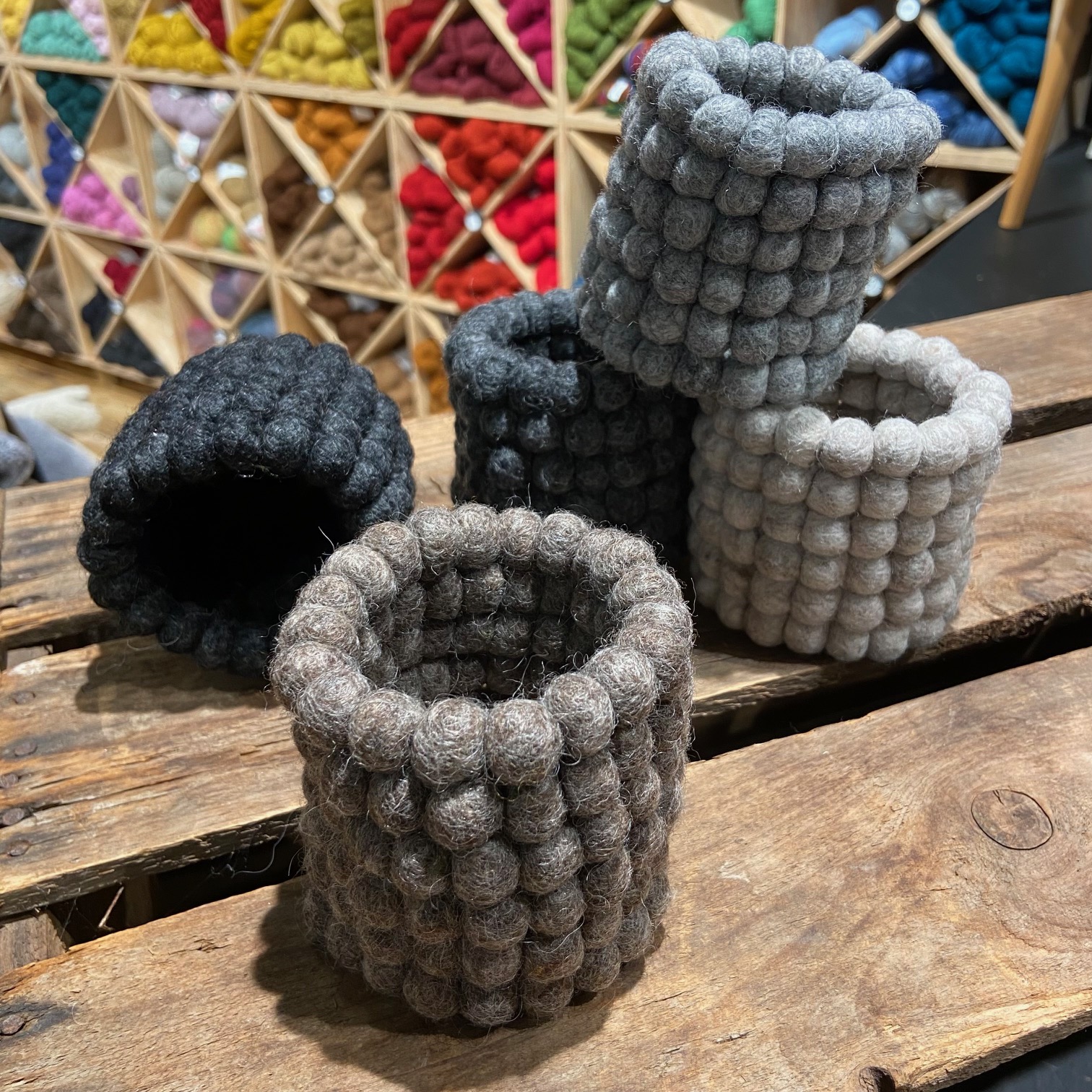 Mini Kruka / Behållare av Ullbollar i Mörkgrått - 5