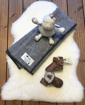 Newborn Gift Set Baby - White sheepskin • dunderWOOL Blanket • Slippers