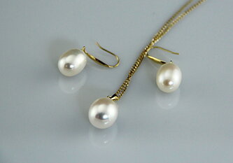 Set mit tropfenförmiger Süßwasserperle in Gold