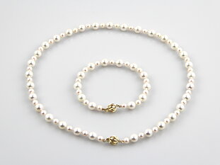 Halskette und Armband aus Akoya-Zuchtperlen in AA-Qualität mit goldenen Verschlüssen