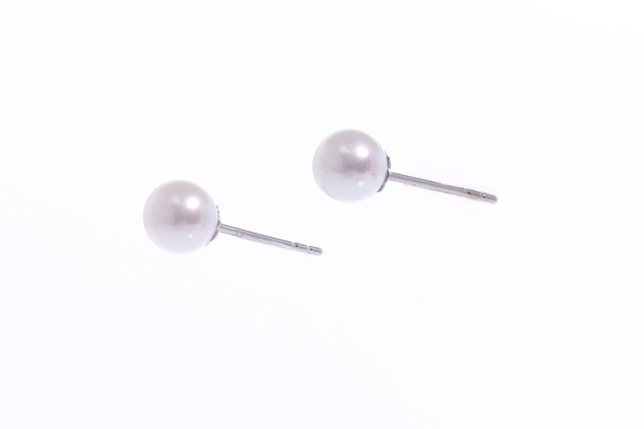 Kleine Perlenohrringe-Akoya in AAA-Qualität in Weißgold 4.5–5 mm und 5–5 mm.