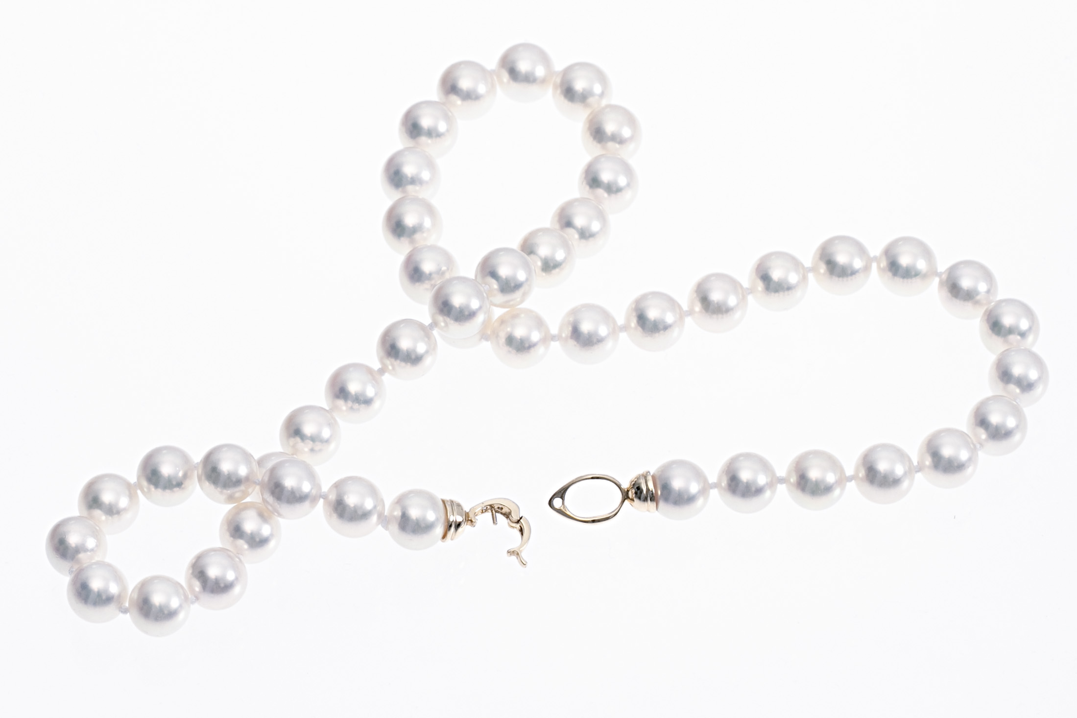 Halskette aus Akoya-Zuchtperlen in AAA-Qualität mit Verschluss aus Gold und Diamanten 8-8.5 mm - 8