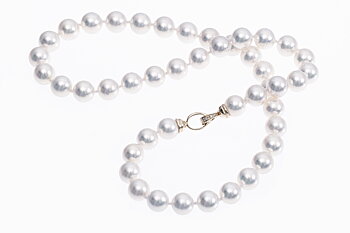 Halskette aus Akoya-Zuchtperlen in AAA-Qualität mit Verschluss aus Gold und Diamanten 8-8.5 mm