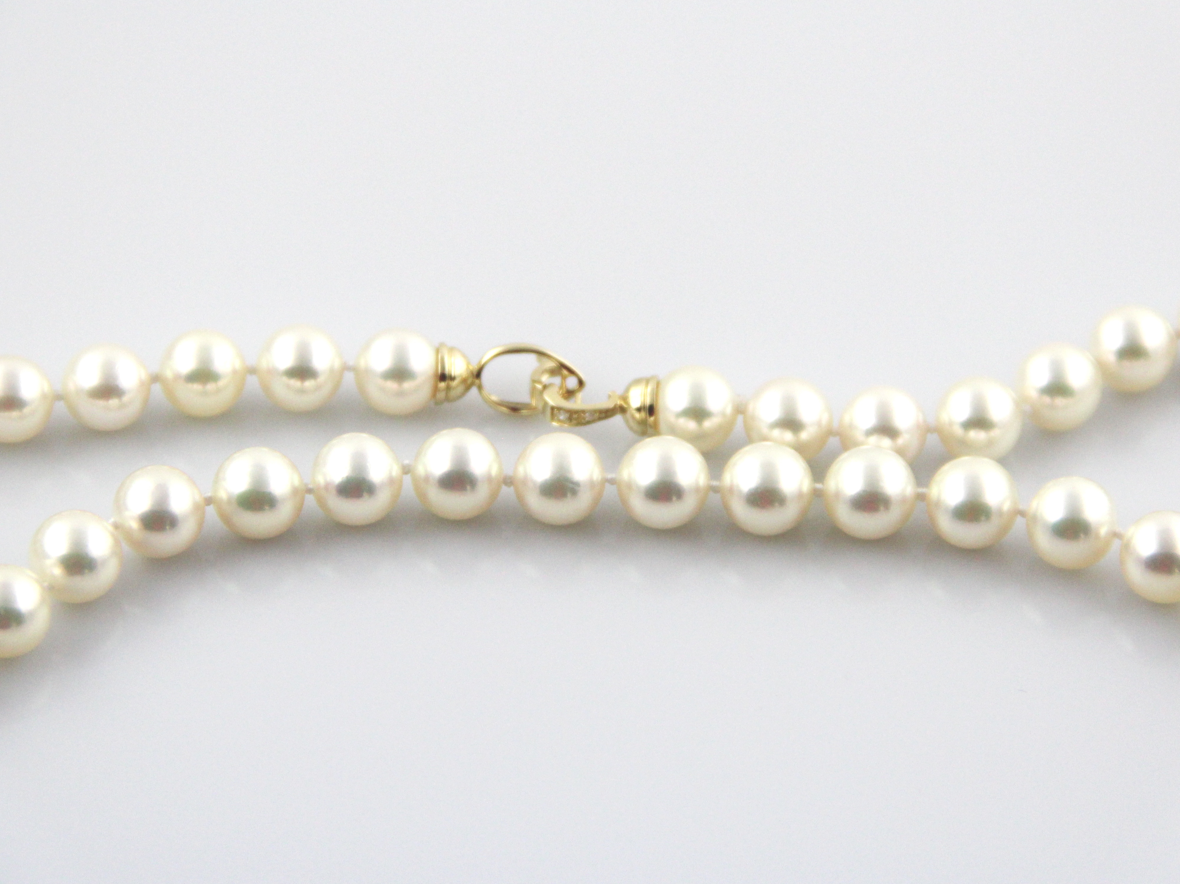 Halskette aus Akoya-Zuchtperlen in AAA-Qualität mit Verschluss aus Gold und Diamanten 8-8.5 mm - 10