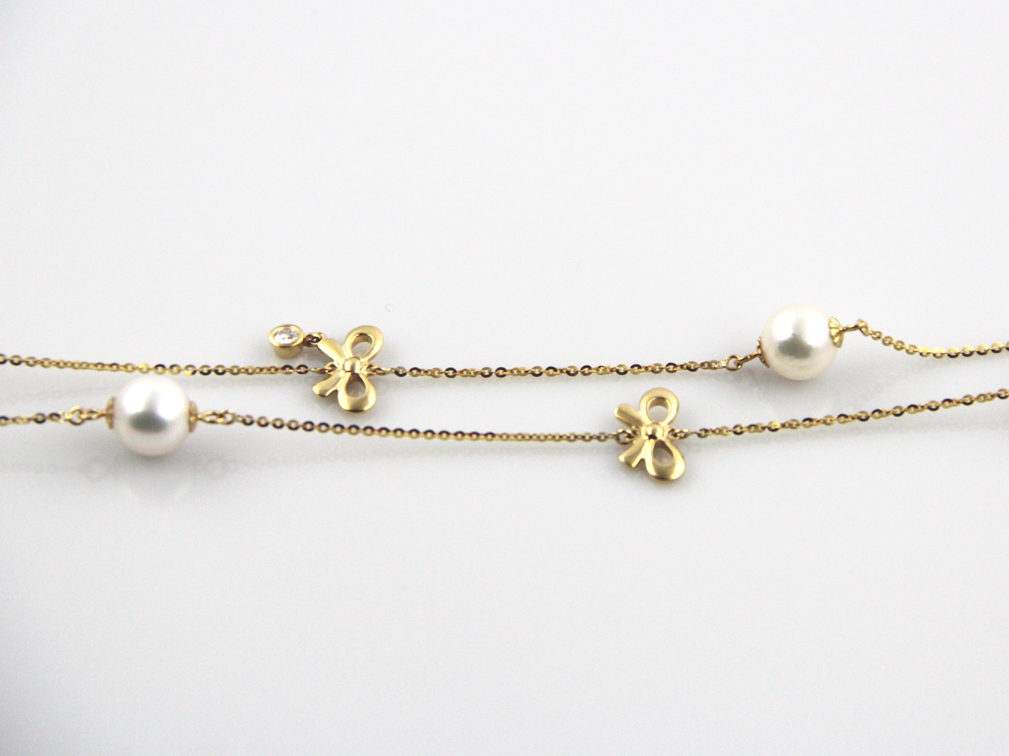 Lange Halskette mit Akoya-Zuchtperlen in einer Goldkette mit einem Diamanten - 3