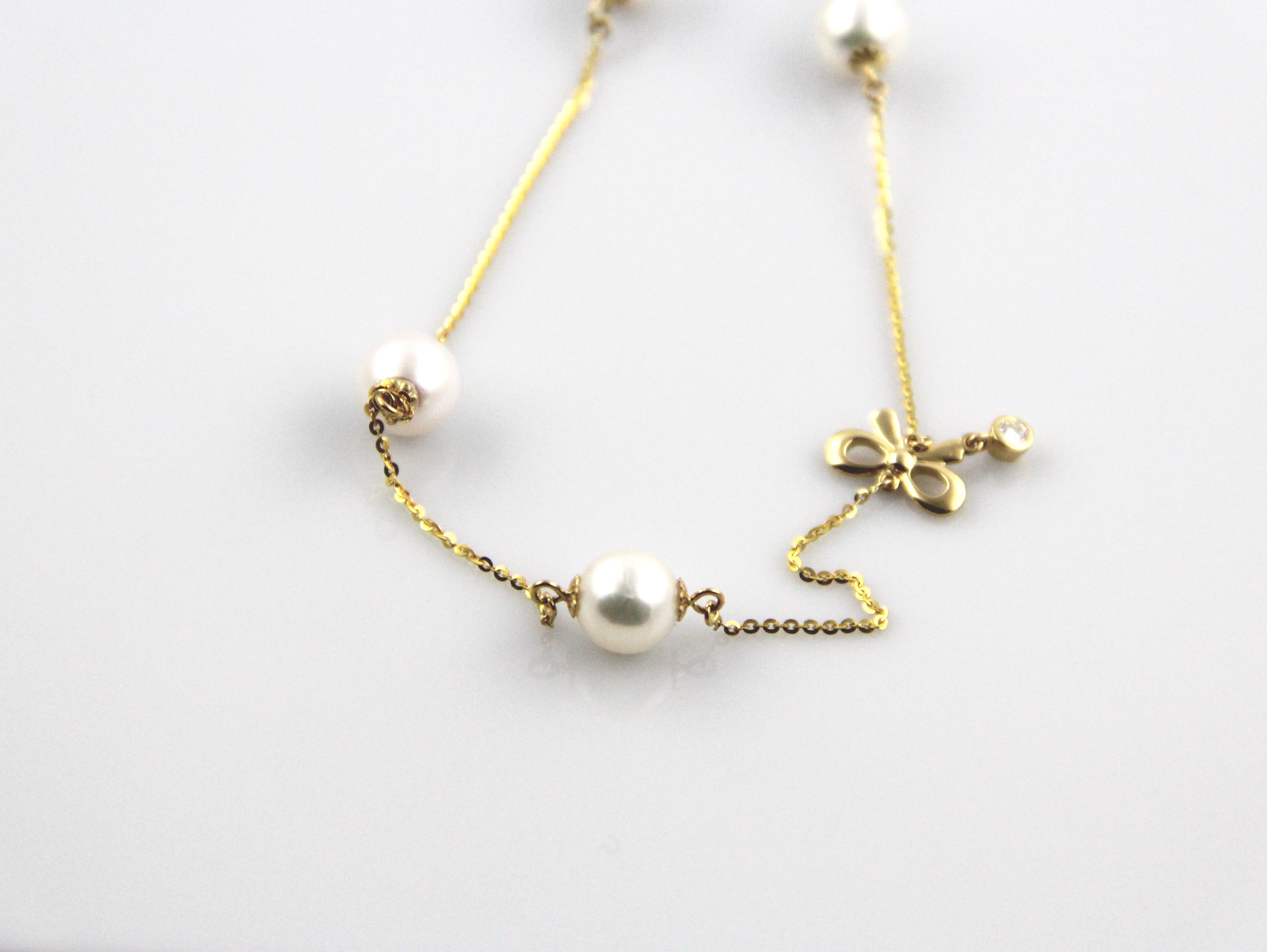 Lange Halskette mit Akoya-Zuchtperlen in einer Goldkette mit einem Diamanten - 5