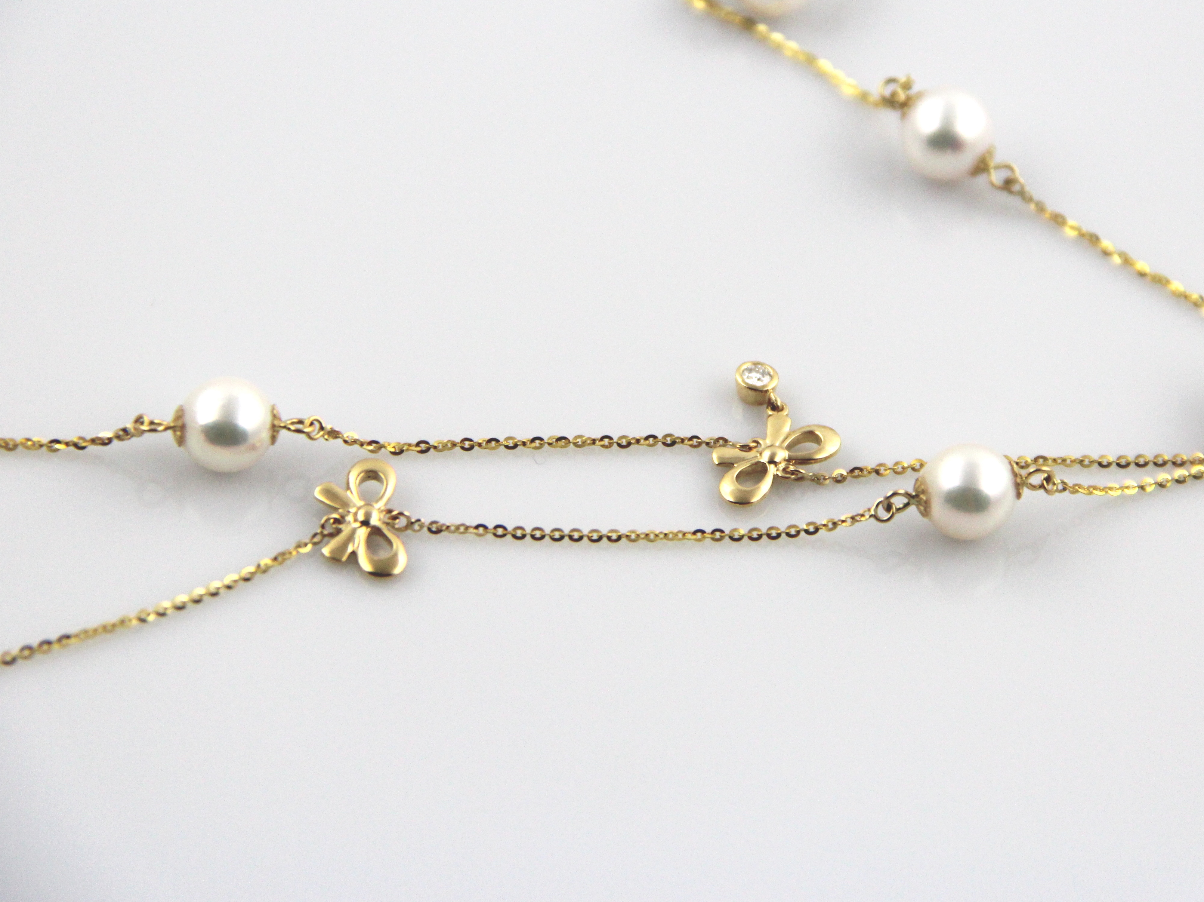 Lange Halskette mit Akoya-Zuchtperlen in einer Goldkette mit einem Diamanten - 4