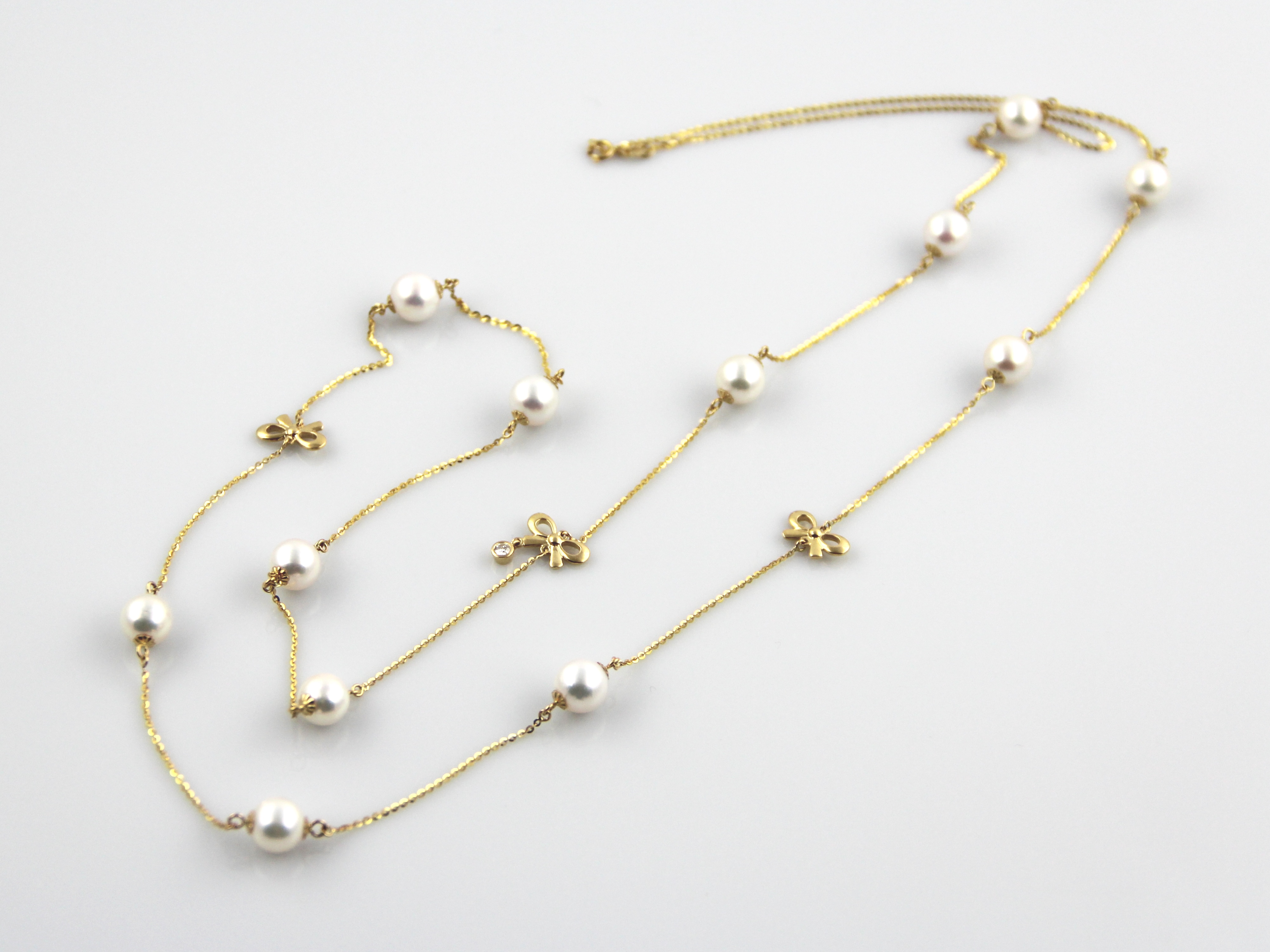 Lange Halskette mit Akoya-Zuchtperlen in einer Goldkette mit einem Diamanten