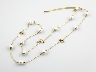 Lange Halskette mit Akoya-Zuchtperlen in einer Goldkette mit einem Diamanten