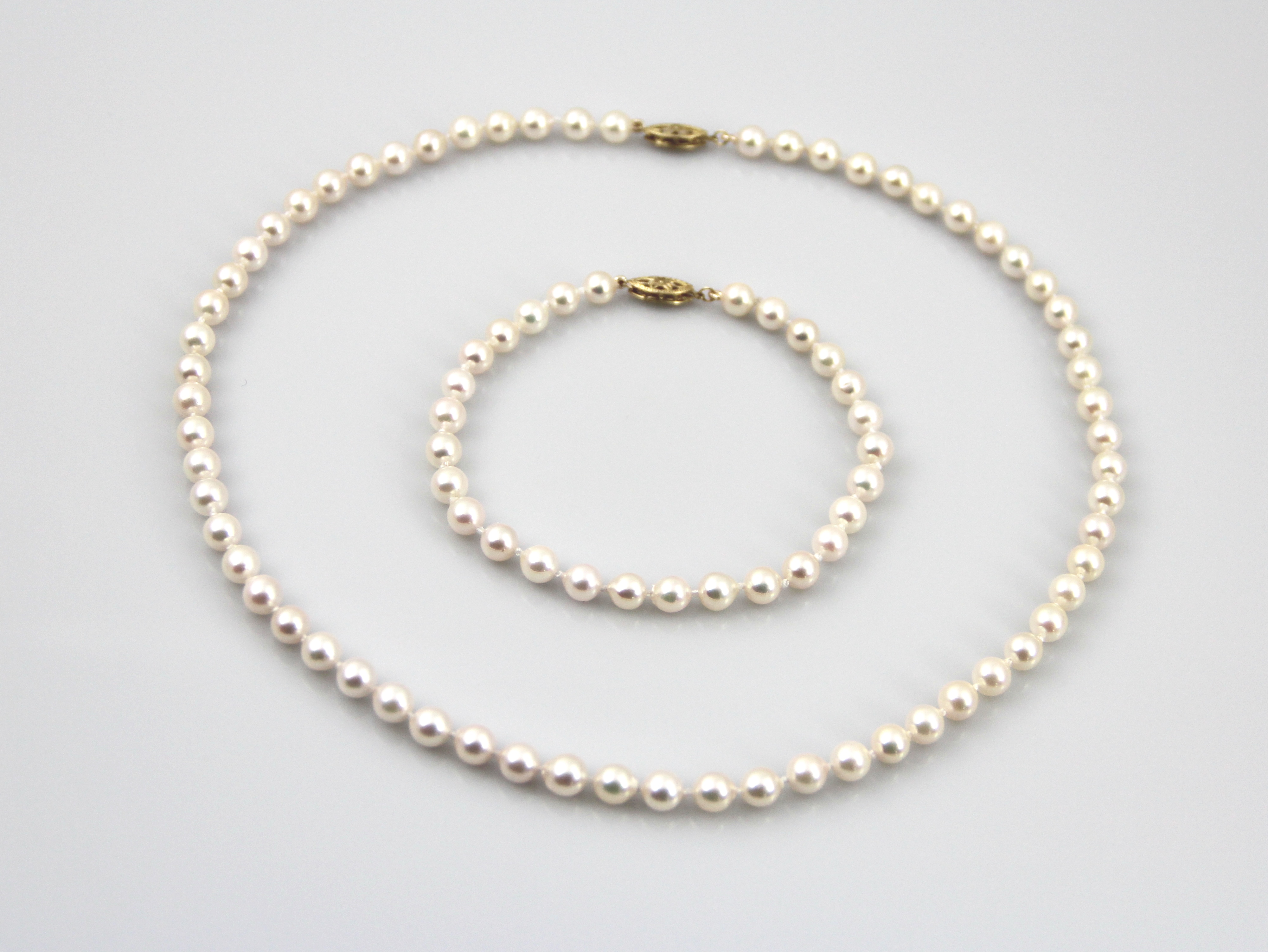Set aus Akoya-Perlen mit Goldverschlüssen 5.5–6 mm