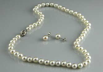 Süßwasserperlen-Set mit Halskette und Ohrringen in Silber