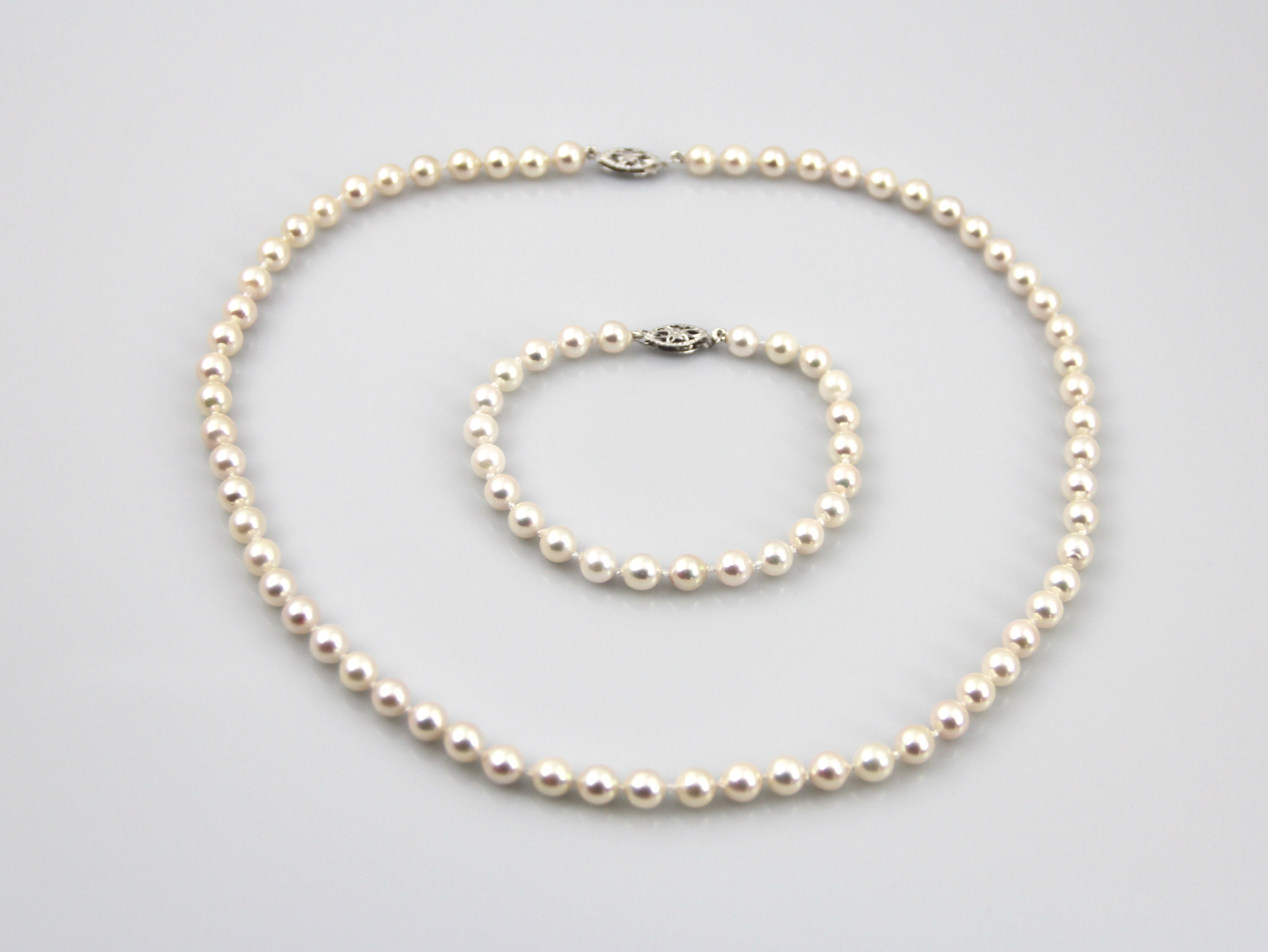 Halskette und Armband aus Akoya-Perlen in Standardqualität mit Verschlüssen aus Weißgold 5.5–6 mm