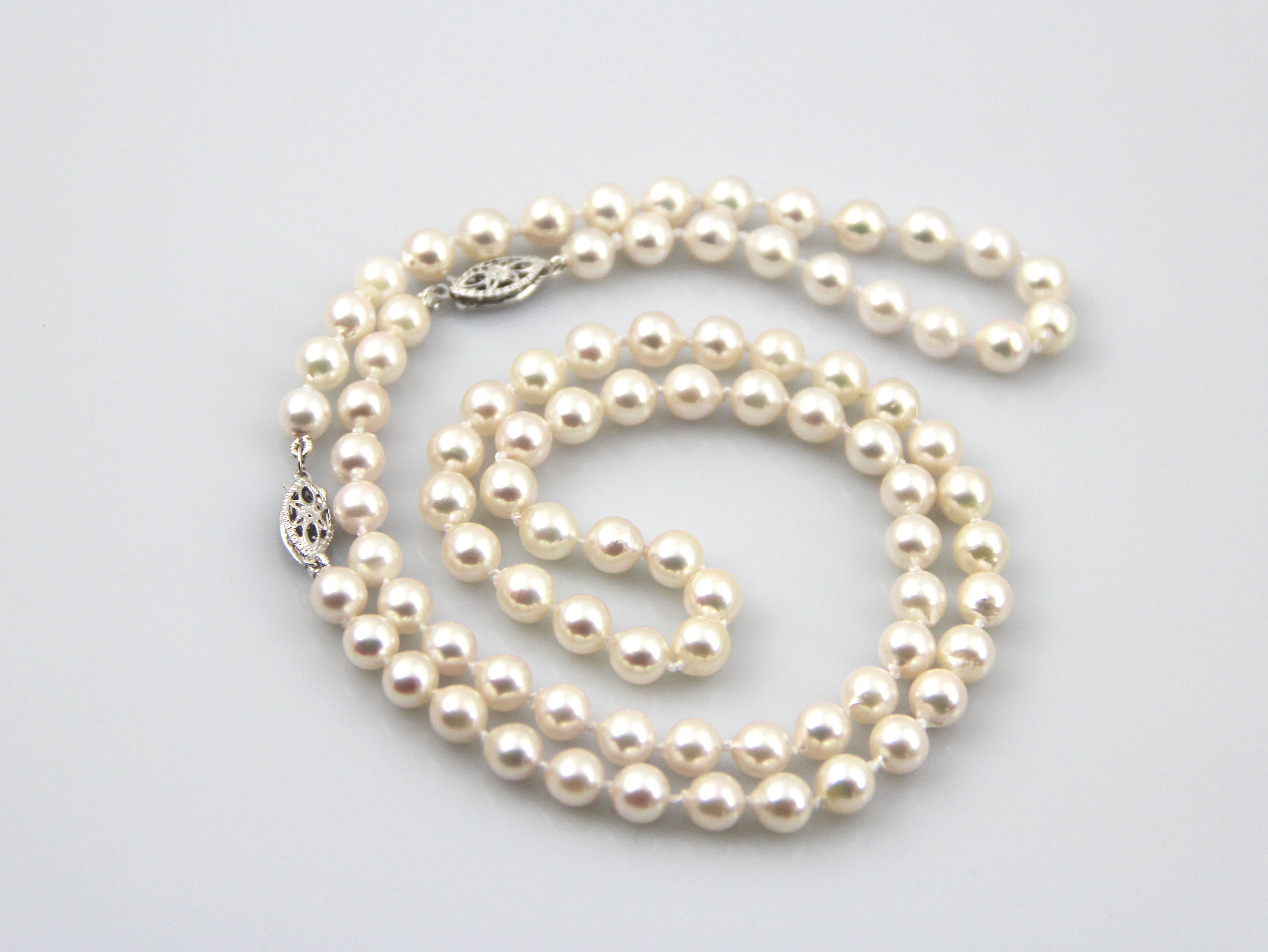 Halskette und Armband aus Akoya-Perlen in Standardqualität mit Verschlüssen aus Weißgold 5.5–6 mm - 4