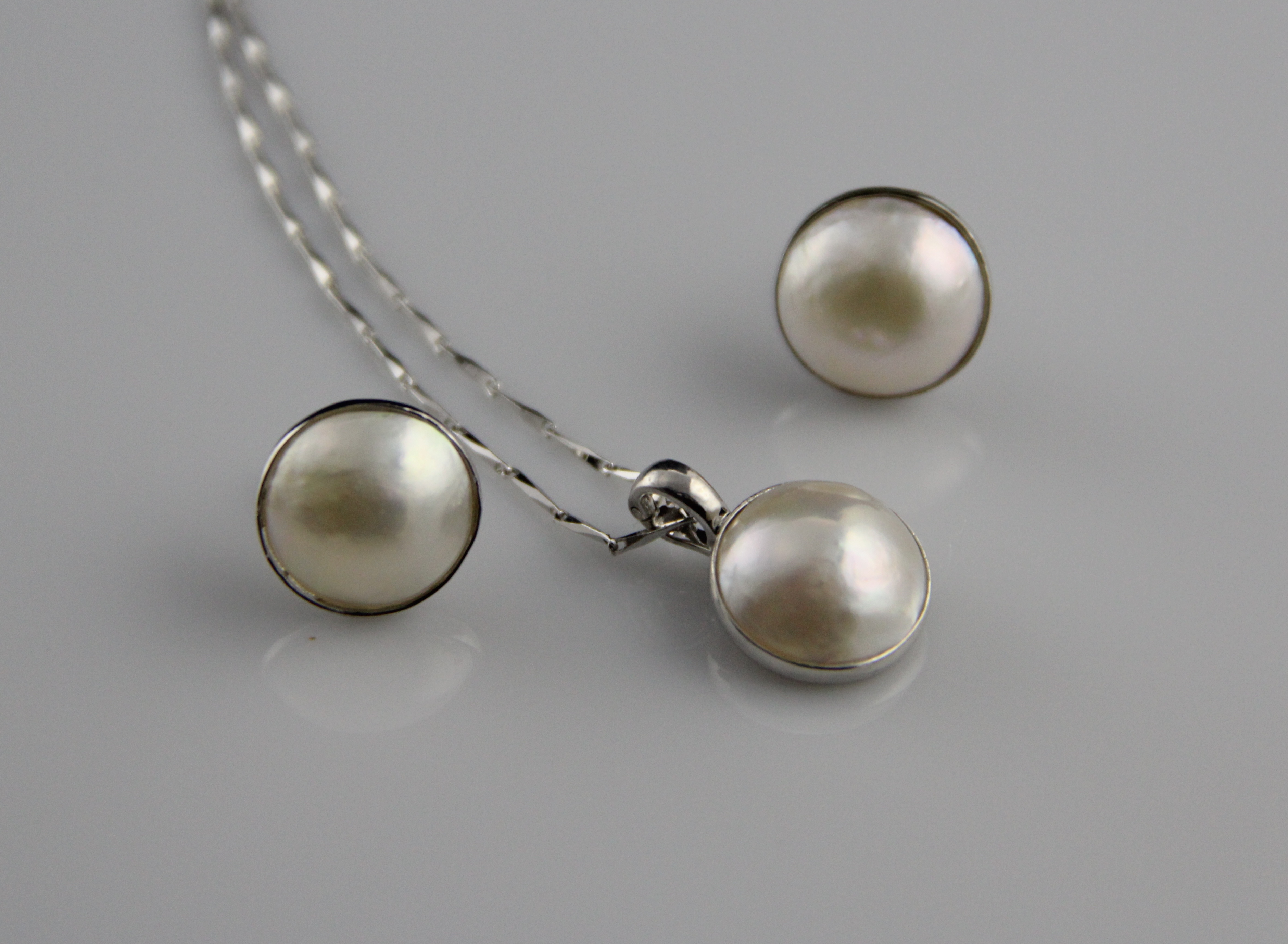 Set with Mabe' salt water pearls in silver