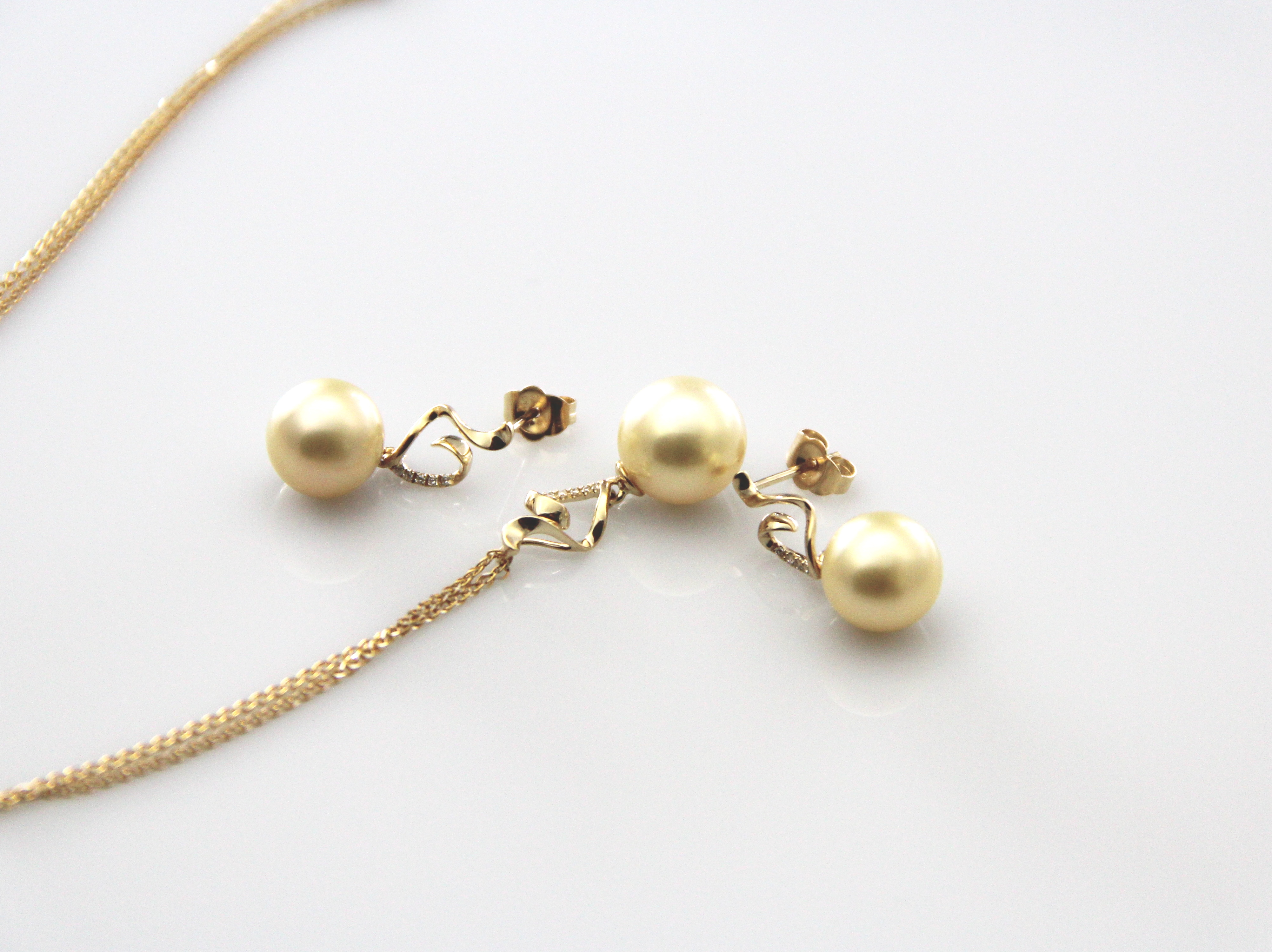 Perfect set with South Sea golden pearls in gold and diamonds - 2