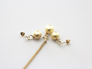 Perfect set with South Sea golden pearls in gold and diamonds