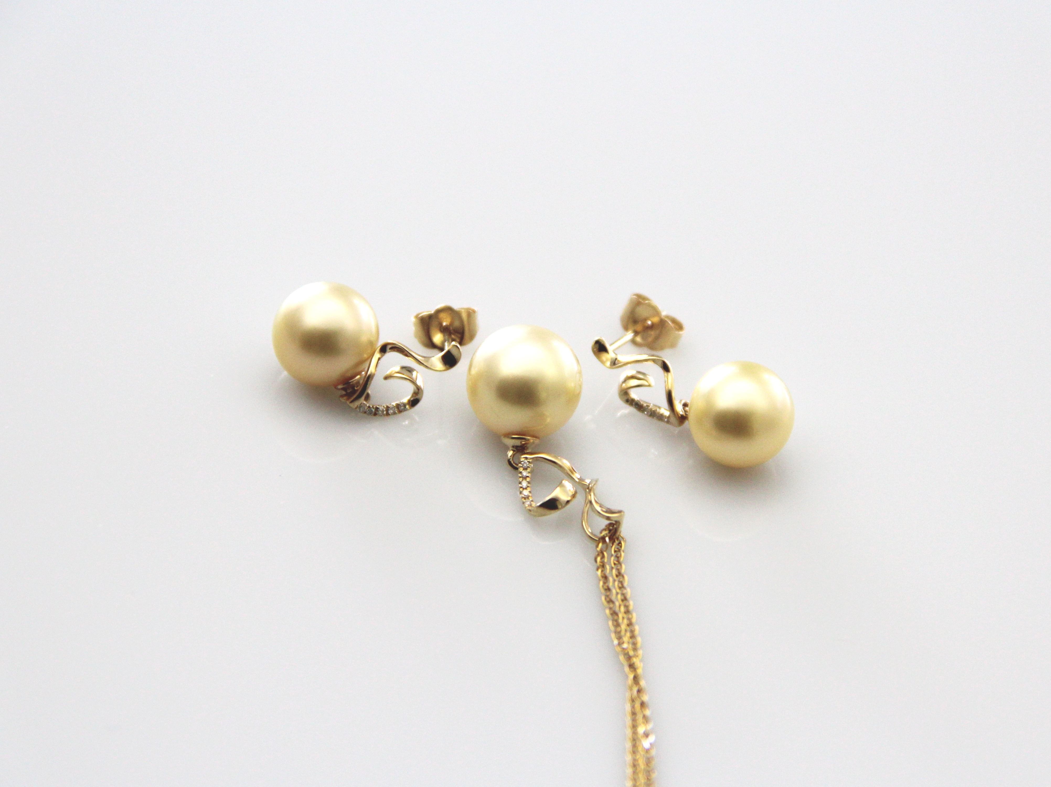 Perfect set with South Sea golden pearls in gold and diamonds - 3