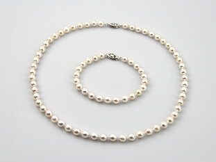 Halskette und Armband aus Akoya-Perlen in Standardqualität mit Verschlüssen aus Weißgold 6–6.5 mm