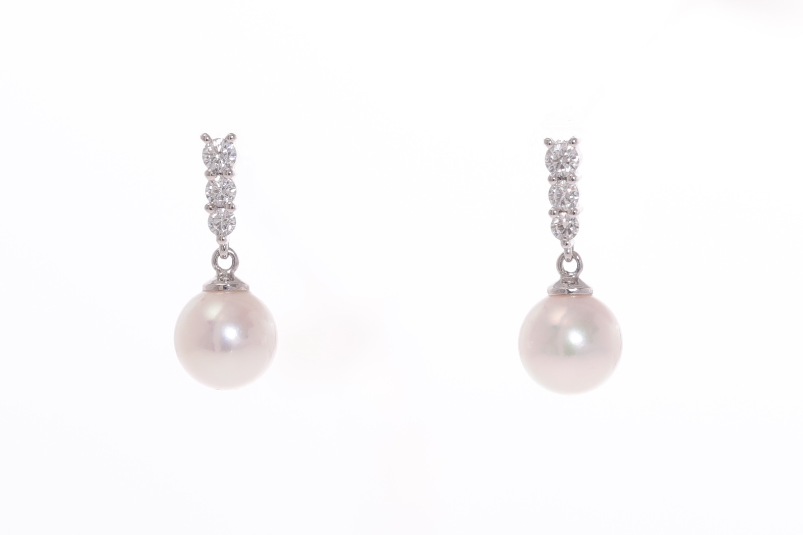 AAA-Quality Akoya pearl earrings set in white gold 7-7.5mm