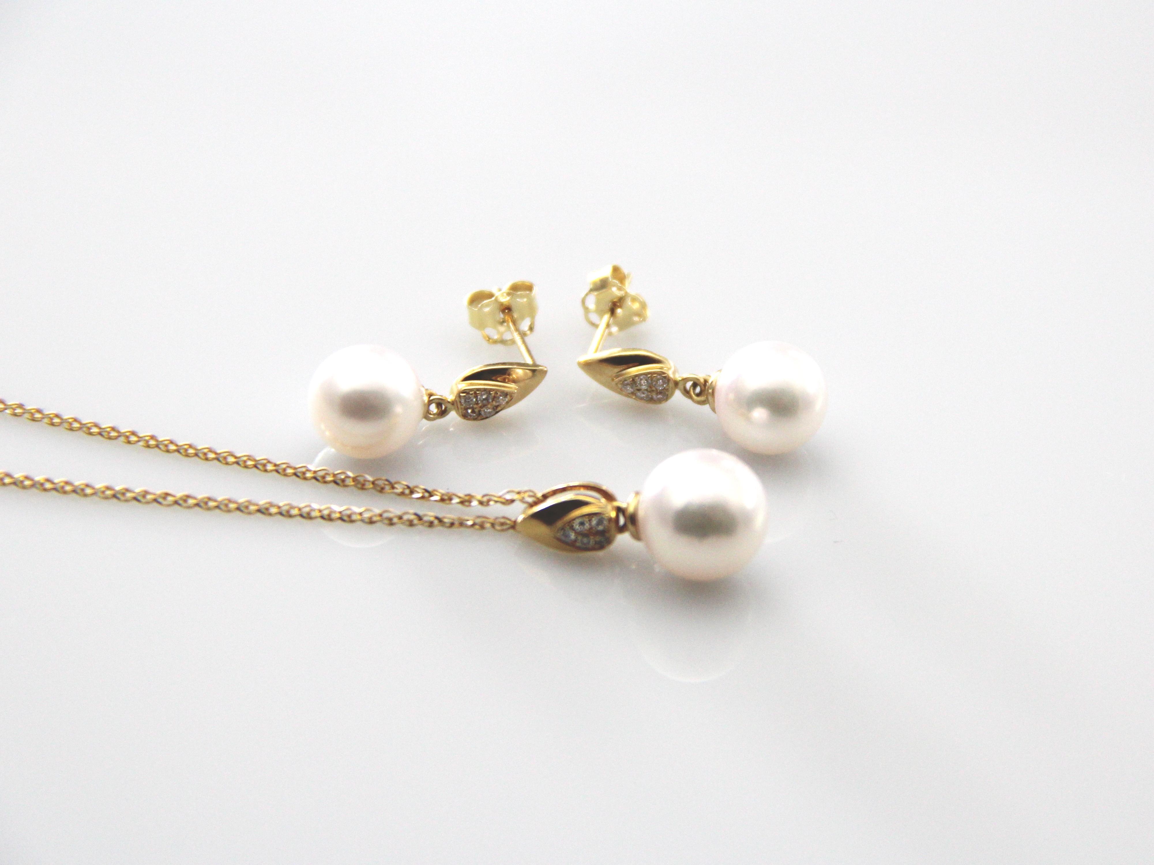 Perfect set with AAA-Quality Akoya pearls in gold and diamonds - 4