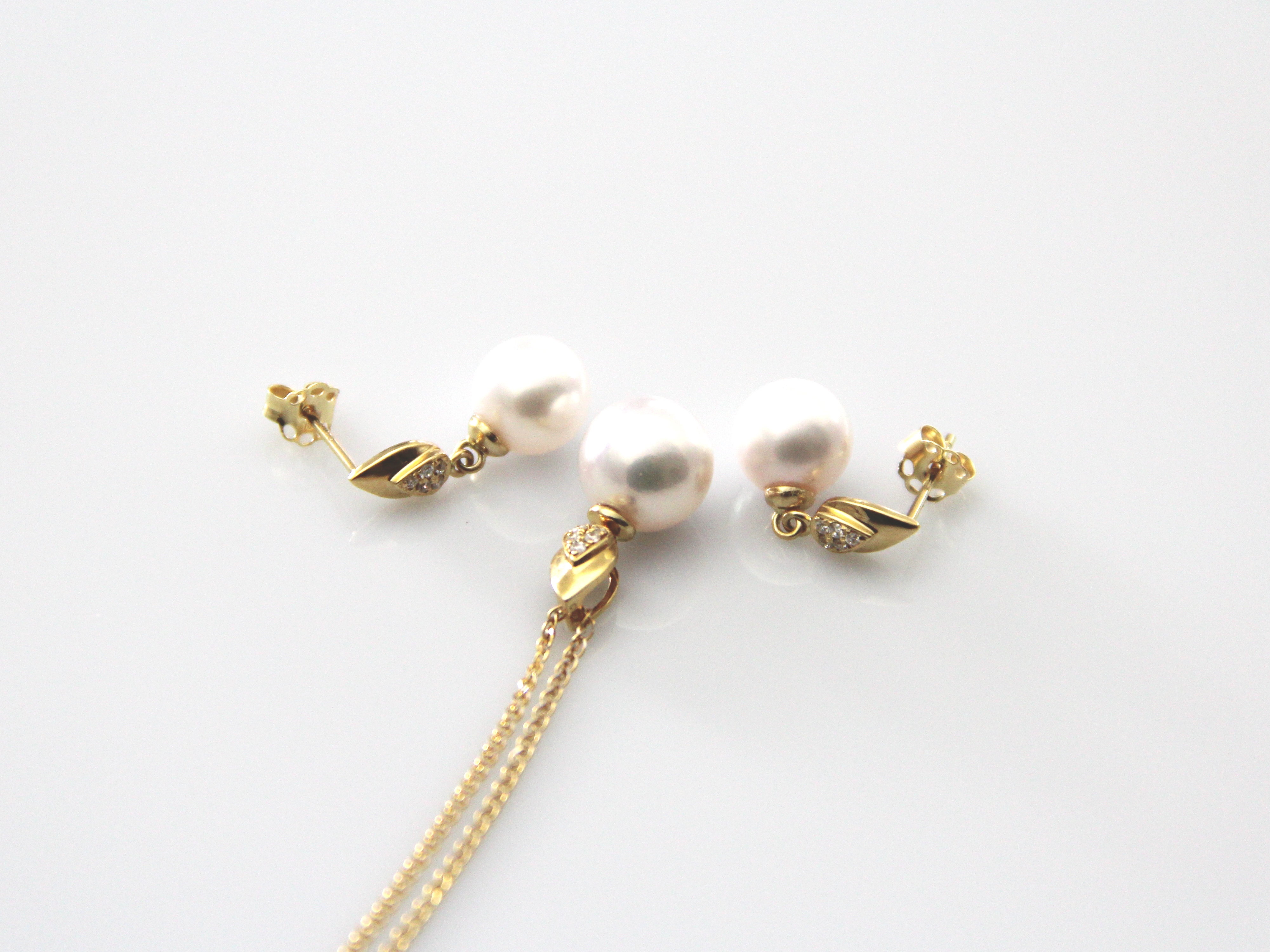 Perfect set with AAA-Quality Akoya pearls in gold and diamonds - 5