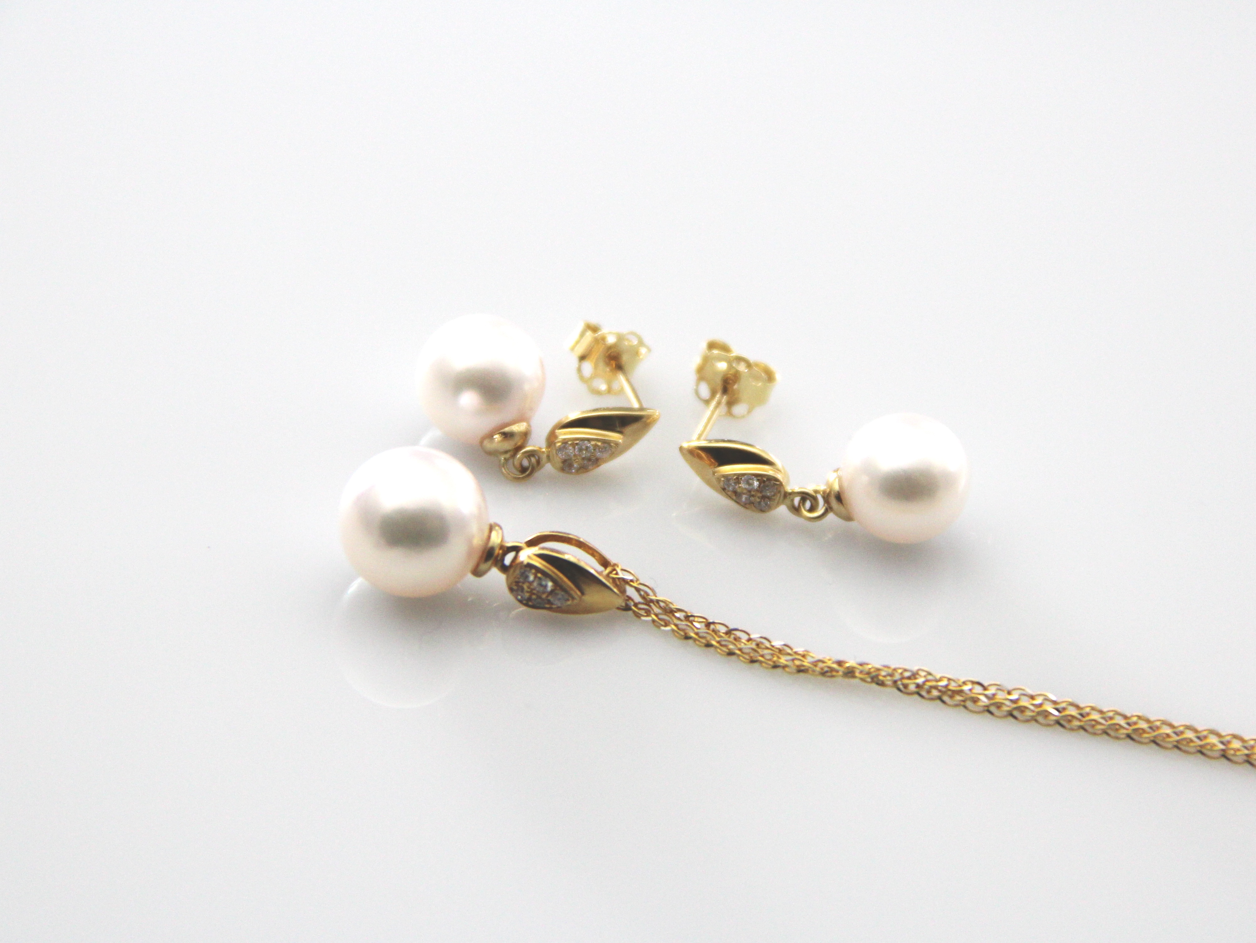 Perfect set with AAA-Quality Akoya pearls in gold and diamonds - 3