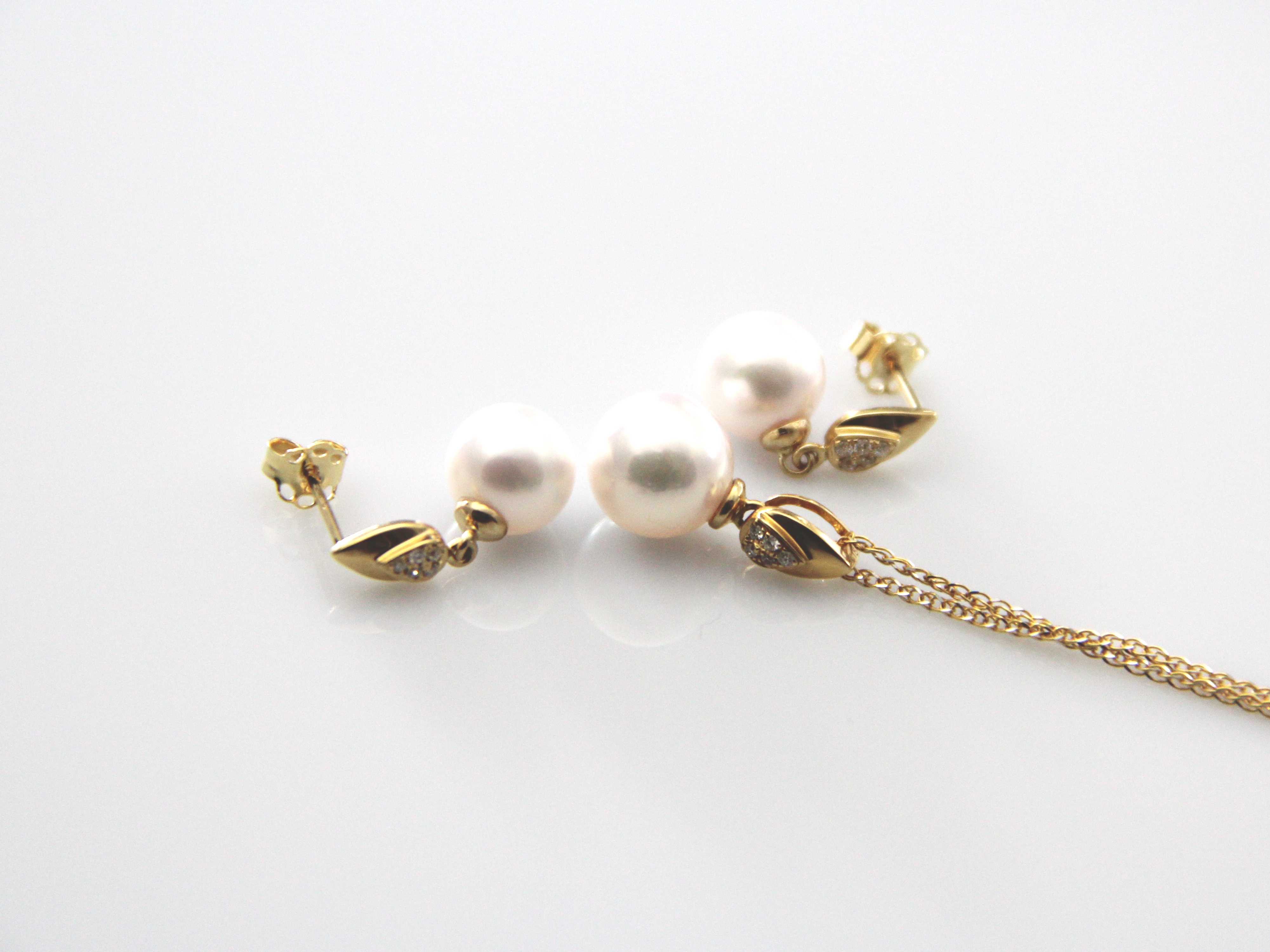 Perfect set with AAA-Quality Akoya pearls in gold and diamonds - 2