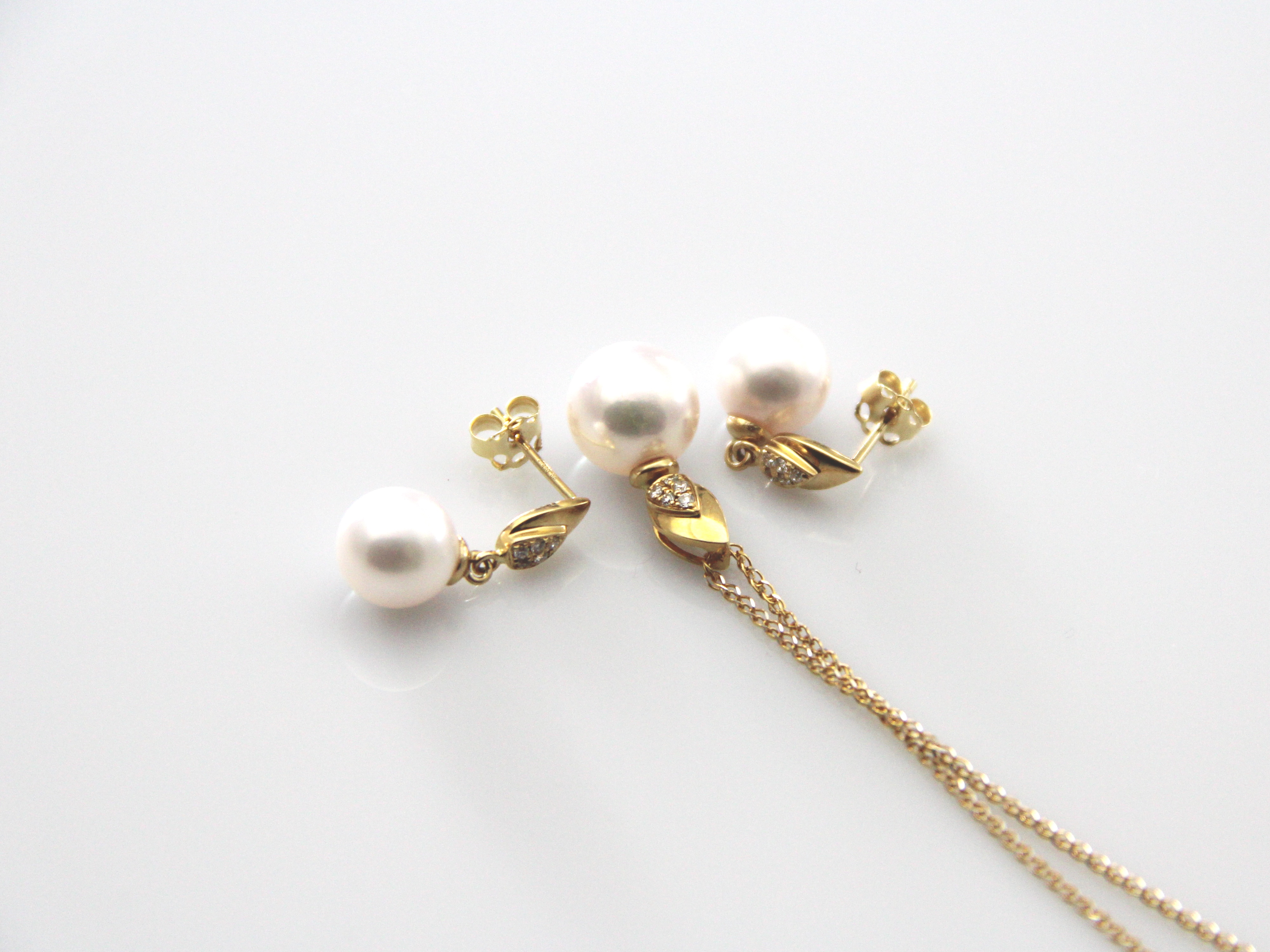 Perfect set with AAA-Quality Akoya pearls in gold and diamonds