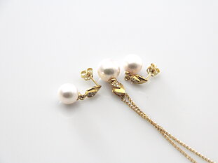 Perfektes Set mit Akoya-Perlen in AAA-Qualität in Gold und Diamanten