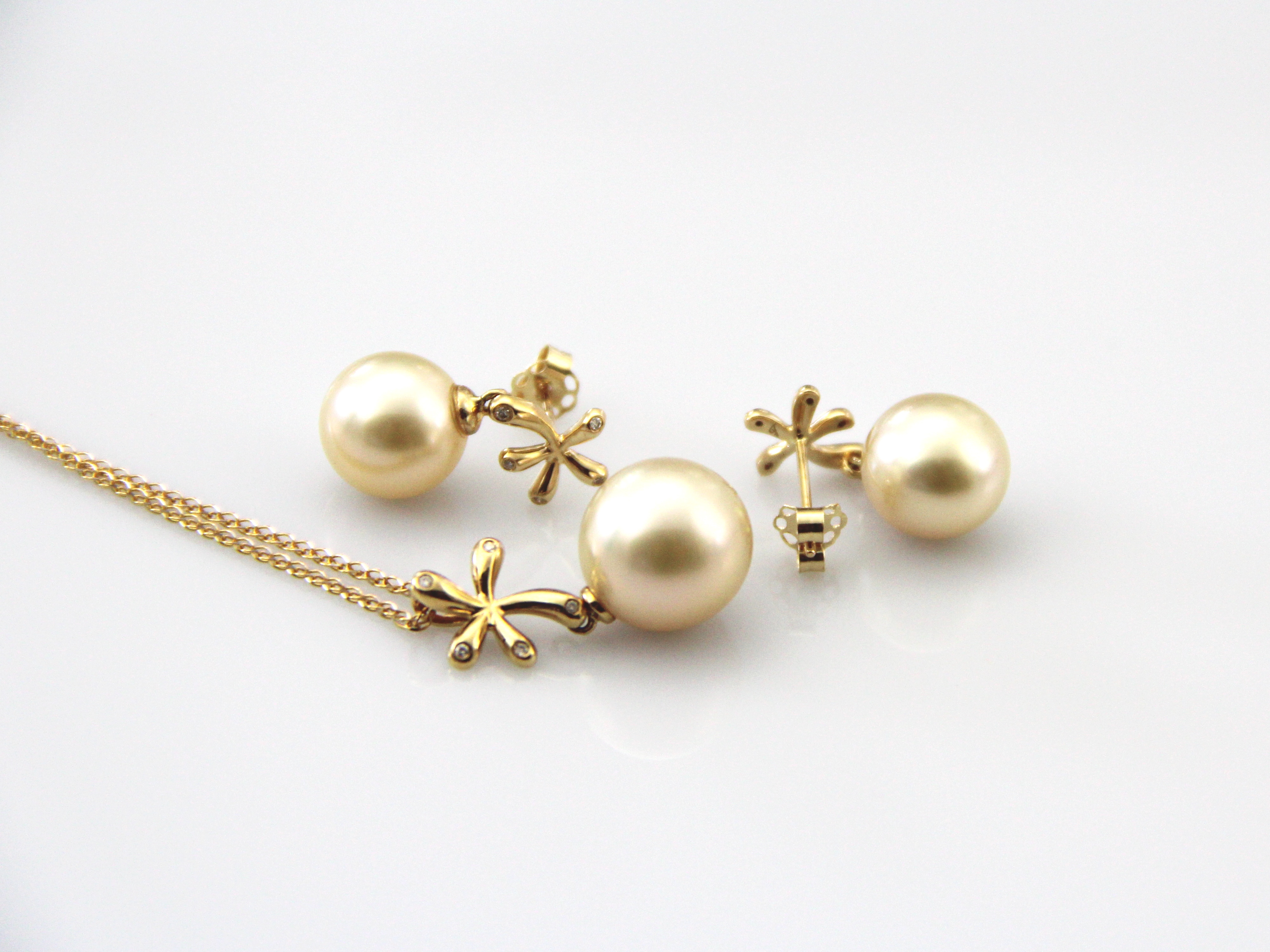 Perfect set with South Sea golden pearls in gold and diamonds