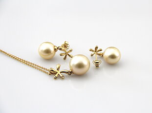 Perfect set with South Sea golden pearls in gold and diamonds
