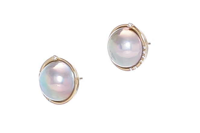 Special Mabe' pearl earrings set in gold and diamonds